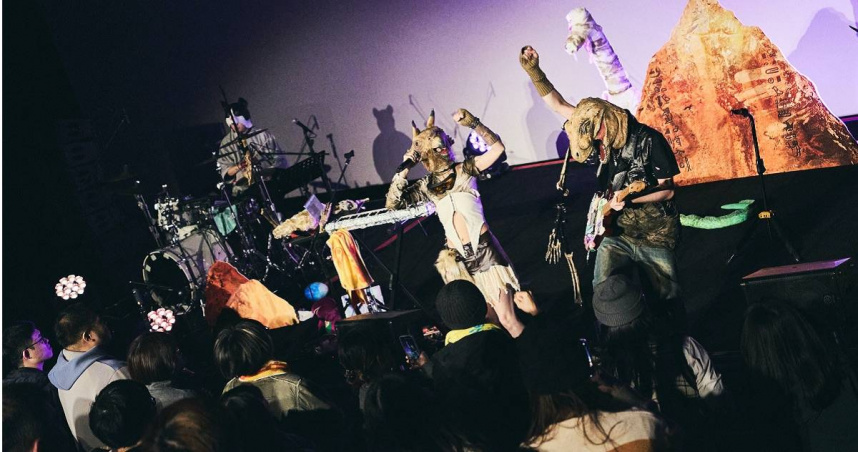 樂團「恐龍的皮」結合電影與MV形式，在影廳內舉辦專場演出。（圖／好多音樂提供）