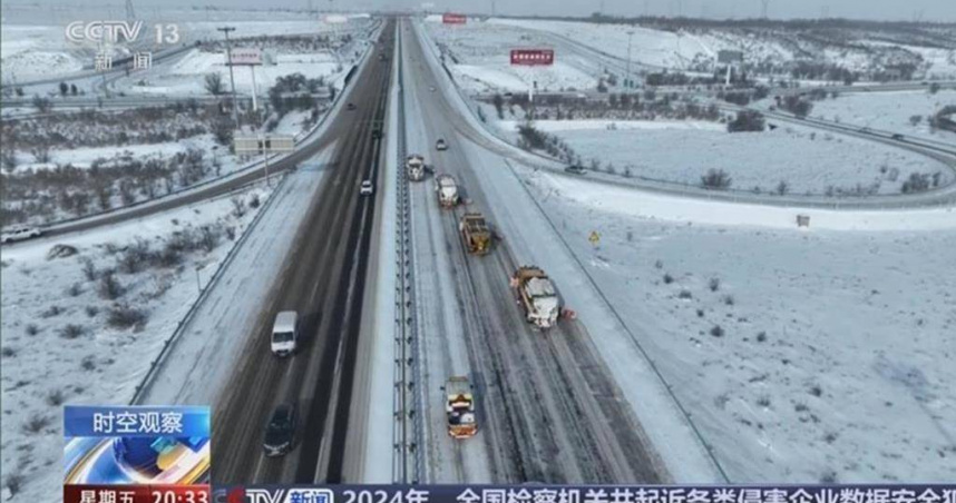 受到暴雪侵襲，大陸近日許多人自駕返鄉遇上困難，有人2小時車程開24小時，或有靠線上直播問路脫困。。（圖／央視新聞）