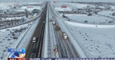 受到暴雪侵襲，大陸近日許多人自駕返鄉遇上困難，有人2小時車程開24小時，或有靠線上直播問路脫困。。（圖／央視新聞）