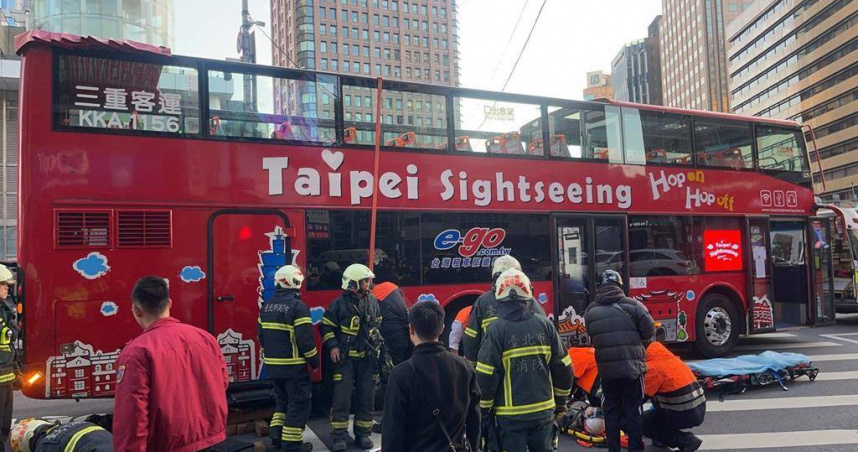 北市雙層觀光巴士30日在忠孝東路、基隆路路口發生車禍。（圖／民眾提供）