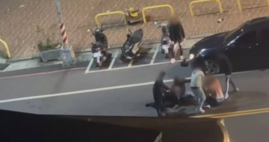 徐姓里長與家人放煙火疑嚇壞嬰兒，導致鄰居前來勸說，未料雙方竟爆發肢體衝突。（圖／翻攝畫面）