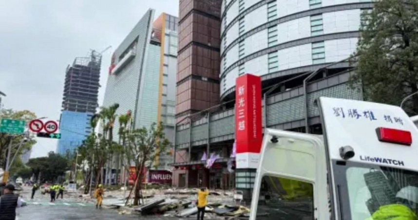 台中市新光三越氣爆，4名死者中有1人是百貨女員工，經送醫搶救仍不治。 （圖／翻攝畫面）