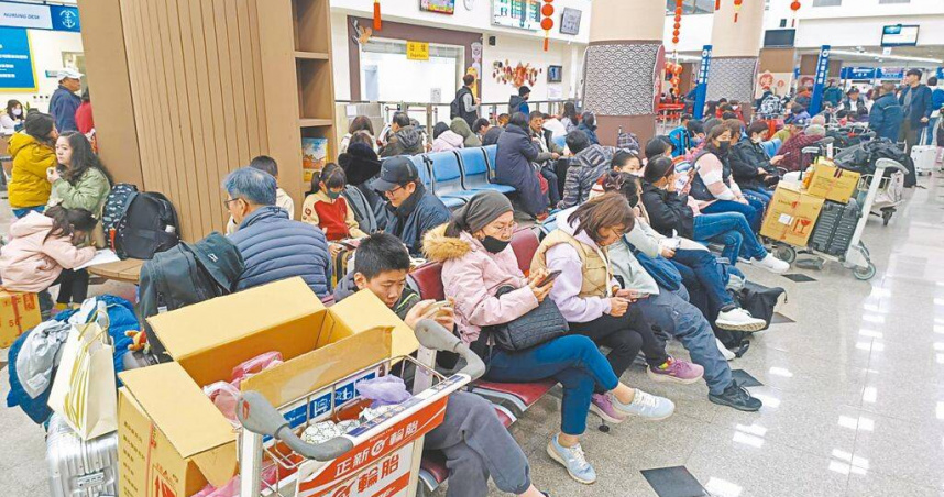 金門16日上午受濃霧影響，海空交通大亂，船運航班全停，400多名旅客無奈在碼頭等候，接近中午才逐漸恢復正常。（民眾提供／于家麒金門傳真）