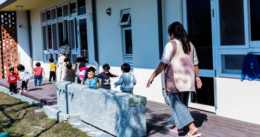 幼園半班老師一人需照顧12位學生，當一位小朋友要上廁所時，就需要集體行動，一同到廁所陪同。（示意圖／報系資料照）