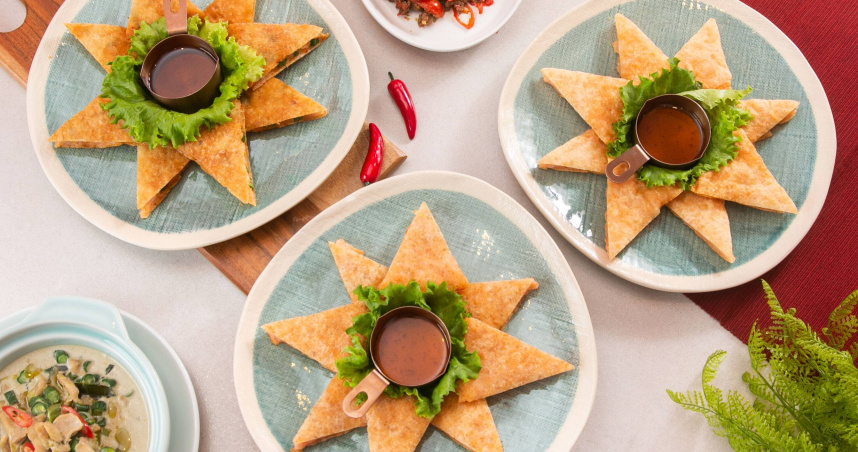 瓦城於1990年世界首創「月亮蝦餅」，除了原味之外，之後也陸續研發出「香辣月亮」及「全麥月亮」。（圖／瓦城泰統集團提供）