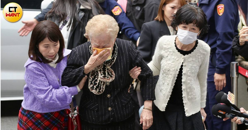 柯文哲妻子陳佩琪、母親何瑞英赴台北地院出庭。（圖／黃耀徵攝）