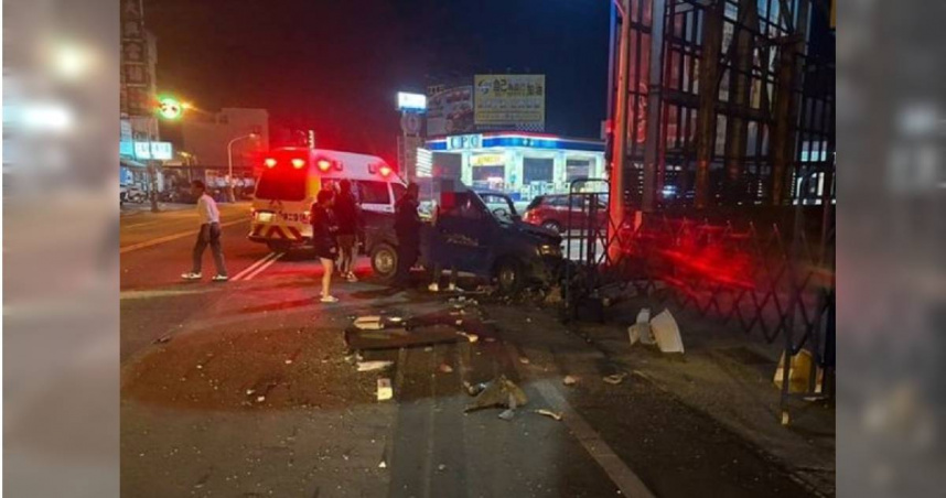 小貨車自撞對向加油站護欄，疑因駕駛疲勞開車惹禍，造成車上2人受傷送醫。（圖／翻攝畫面）