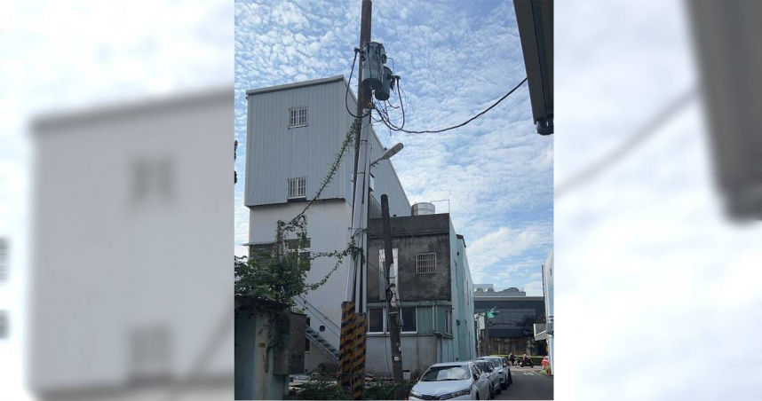 隱身在桃園市平鎮區中豐路南勢二段535巷內的中華電信電信桿，已長達16年的期間處於歪斜狀態，國民黨市議員黃敬平與市府反應後，終於得到中華電信的修復承諾。（圖／國民黨市議員黃敬平）