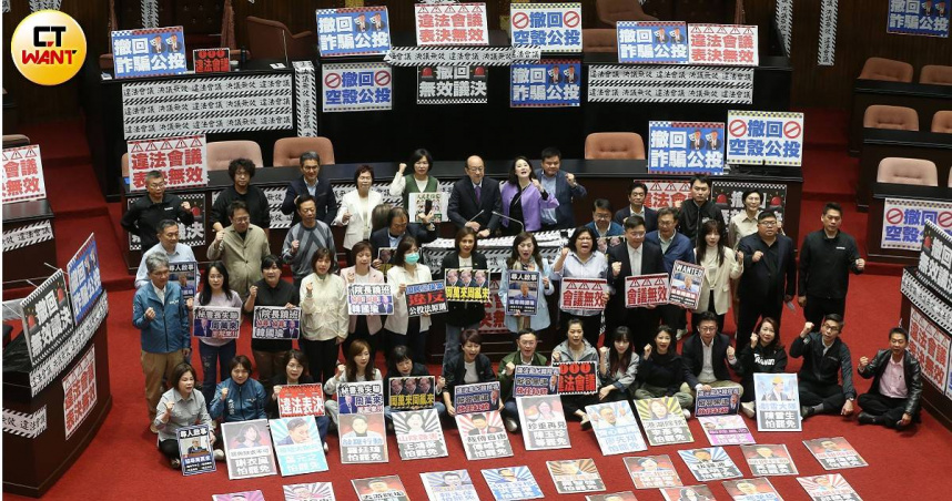民進黨立委28日一早佔領立法院議場並高呼口號。（圖／趙世勳）