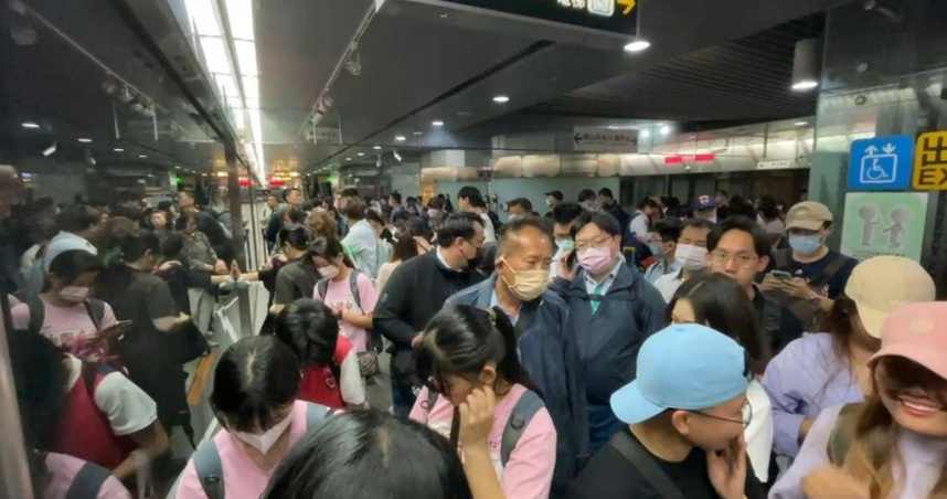 高雄捷運紅線北上列車出現故障影響班距，適逢周末將臨讓車站塞爆。（民眾提供／任義宇高雄傳真）