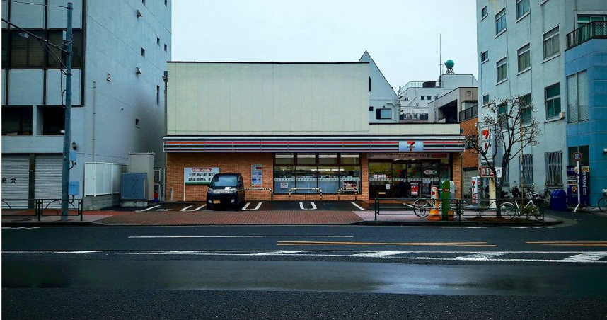 日本一名38歲男子在日本大分縣的一間連鎖超商7-ELEVEN分店擔任店長，因為連續半年沒有休假，最終患上重度憂鬱症輕生，被認定為職災。（示意圖／Unsplash）