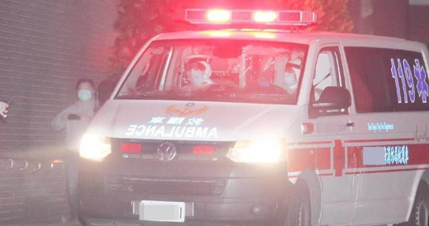 外送員不慎與回收車碰撞捲入車底，造成1人雙腿遭輾受困，警消到場迅速搶救送醫。（示意圖／報系資料照）