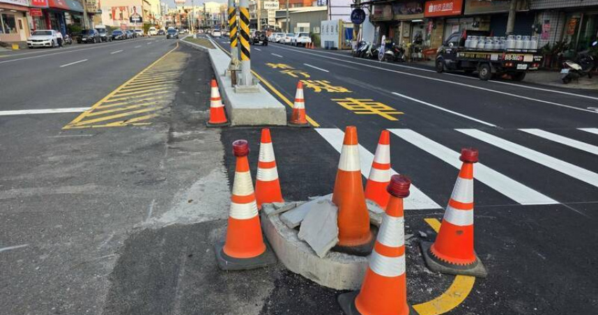 彰化市彰南路一段有個新啟用的行人庇護島，在一個上午就被撞了3次。（圖／翻攝畫面）