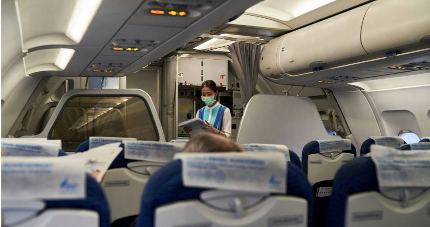 一名日籍空服員指出她在工作時，常常遇到到有旅客，會直接抓住她的手表達需求，讓她感到相當不舒服。（示意圖／Unsplash）