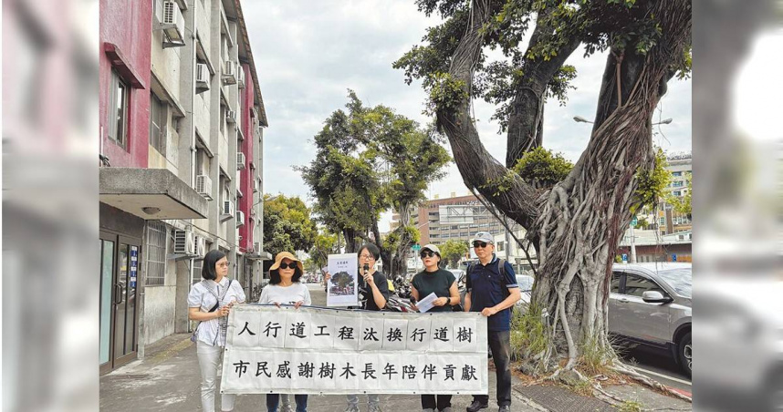 台中崇德路人行道改善工程將汰換大量行道樹，公民團體19日在崇德路、五權路口舉辦「謝樹儀式」。（圖／中國時報馮惠宜攝）