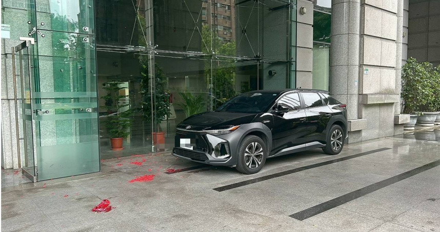 50歲的陳姓婦人聲稱因不滿交通政策，20日於交通部前點燃鞭炮被逮。（圖／翻攝畫面）