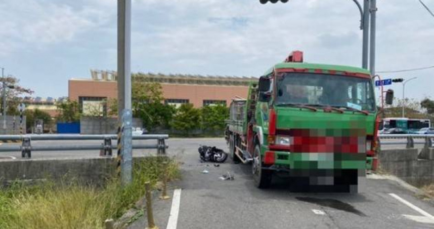 高雄大貨車左轉時搶快，不慎撞上對向直行的機車，造成男騎士倒地命危，送醫仍宣告不治。（圖／翻攝畫面）