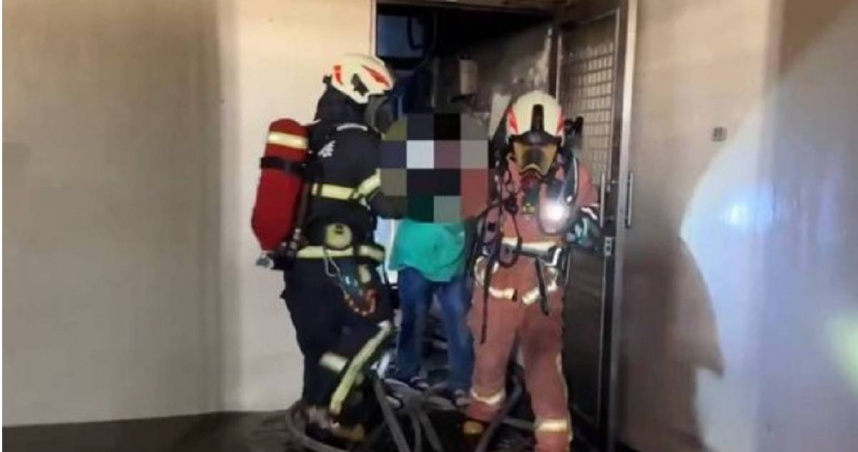 彰化1棟公寓發生火警，大量濃煙瀰漫整棟建物，造成1名男租客一度受困4樓。（圖／翻攝畫面）