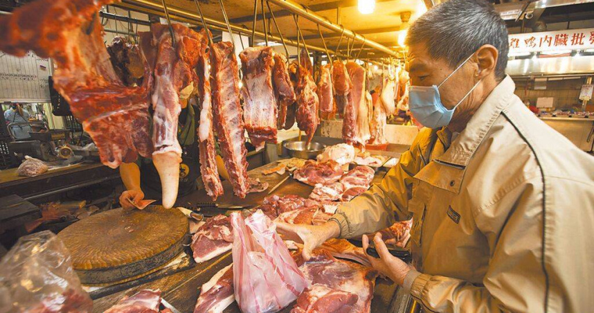 自4月29日首度邊境查驗發現澳洲冷凍豬腳含有萊克多巴胺,6日再度有2批同樣來自澳洲的冷凍豬腳檢驗出萊劑,總重量達47.25公噸。圖為民眾在傳統市場選購豬肉。(示意圖/報系資料照)