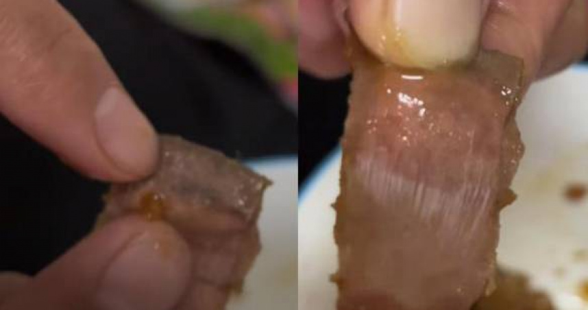 大陸江蘇省近日有消費者連發兩條影片，投訴在知名品牌「來伊份」的粽子中吃出疑似帶血OK繃的異物。（圖／翻攝自微博）