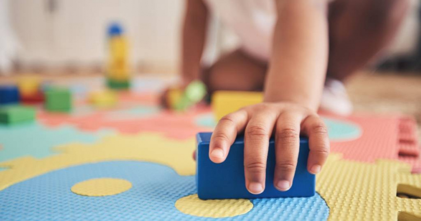 台中某私托惡保育員涉施暴14幼童，社會局怒查撤照、公布姓名。（示意圖／shutterstock／達志）