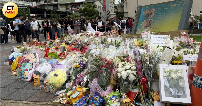 三峽嚴重車禍3人不幸喪生，今下午4時許民眾自發性現身悼念。（圖／沈建邦攝）