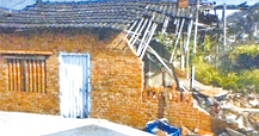 台南七股區某宮廟總幹事因廟慶活動公共安全考量，雇工拆除廟前坍塌的老舊平房。（圖／台南地方法院提供／中國時報郭良傑台南傳真）