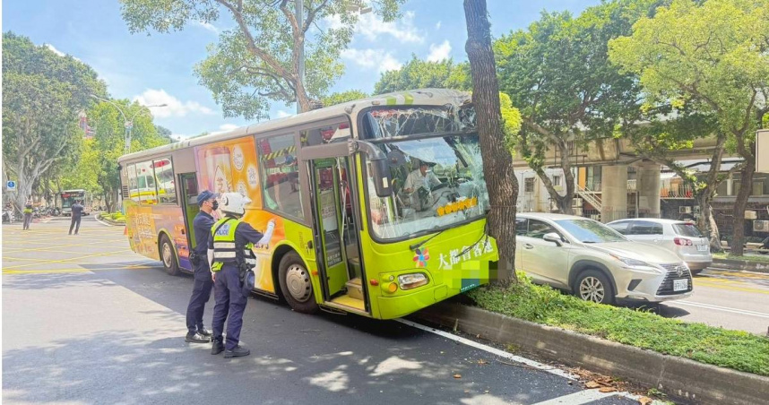 北市士林區中山北路五段2日發生一起大都會客運公車自撞路樹事故，釀成6人輕傷。（圖／翻攝畫面）