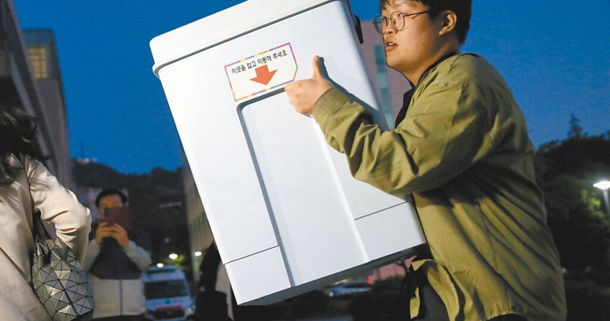 韓國總統選舉3日進行投票，晚間八點投票結束後，首爾投票所的票匭統一送到首爾大學的開票中心，進行開票作業，各地投票所的工作人員紛紛帶著上封條的票匭來到開票中心。（圖／中國時報鄭任南攝）