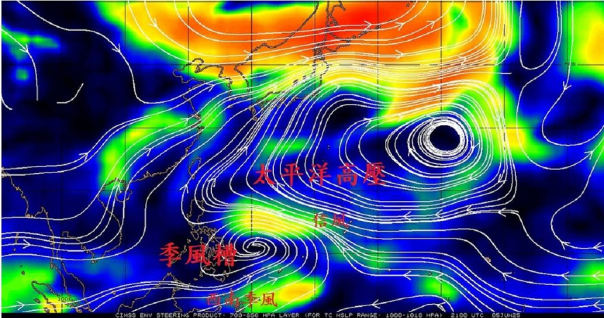 今年首個颱風「蝴蝶」下週有望生成,前中央氣象局局長鄭明典也曬出1圖,解說俗稱「颱風窩」的季風槽成因。(圖/擷取自Facebook/鄭明典)