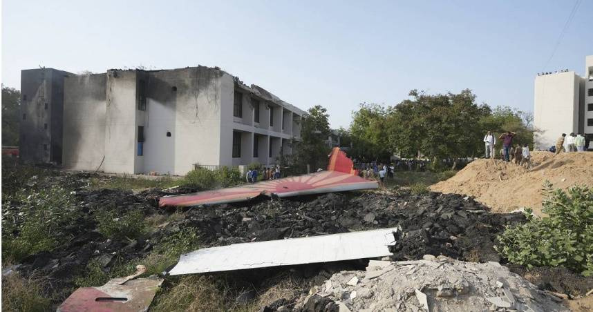 印度航空一架波音787-8、AI171號班機墜毀在阿默達巴德1間醫學院宿舍。（圖／達志／美聯社）