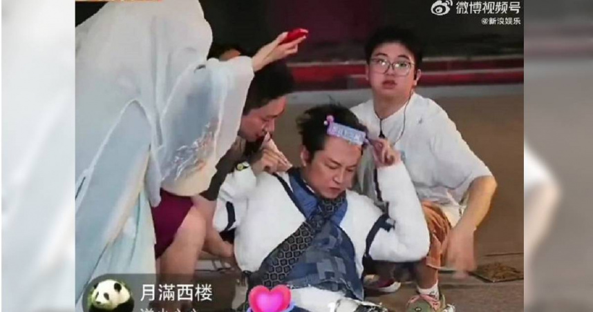 資深演員馬景濤6/21在杭州參加直播活動時，突然翻白眼後摔暈倒，引起現場一陣騷動。（圖／翻攝微博）