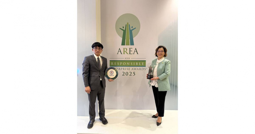台灣中油獲2025「亞洲企業社會責任獎」永續報告書獎，由發言人林珂如（右）代表受獎（圖／台灣中油提供）。