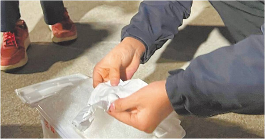 連江地檢署起訴台灣有史以來最大宗鸚鵡蛋走私案件，張姓、楊姓主嫌自行或委託共犯，攜帶鸚鵡蛋由台中機場搭乘國內線班機至馬祖或金門，再交由當地漁民以小船出海，於海上交付接應的中國船舶。圖為查緝人員於金門查獲欲輸出的鸚鵡受精卵。（圖／海巡署偵防分署提供）