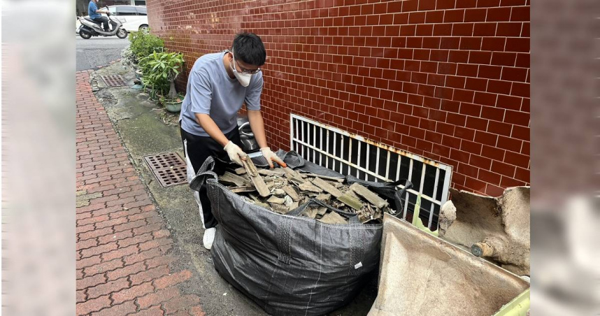 若民眾清理受損建物時發現石綿，在處理時應記得配戴口罩，並向環保局或區公所登記申請。（圖／翻攝自台南市環保局官網）