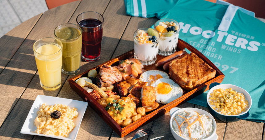Hooters慶城店有舒適的戶外座席可以享用早午餐，圖為「Combo A 呼呼大滿足『卡法司』早午餐拼盤」。（拼盤不含飲品，圖／Hooters提供）