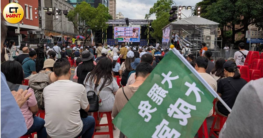 法院旁的濟南路上舉辦「決戰國會，公民不退－反共護台志工聯盟開票之夜」氣氛低迷。（圖／甯其遠攝）