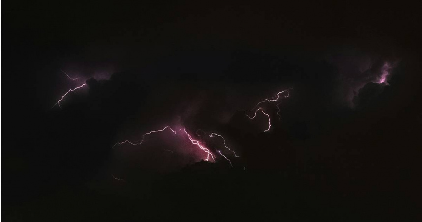 日本一名男子登山時遭雷劈到，所幸送醫後並無大礙。（示意圖／Unsplash）