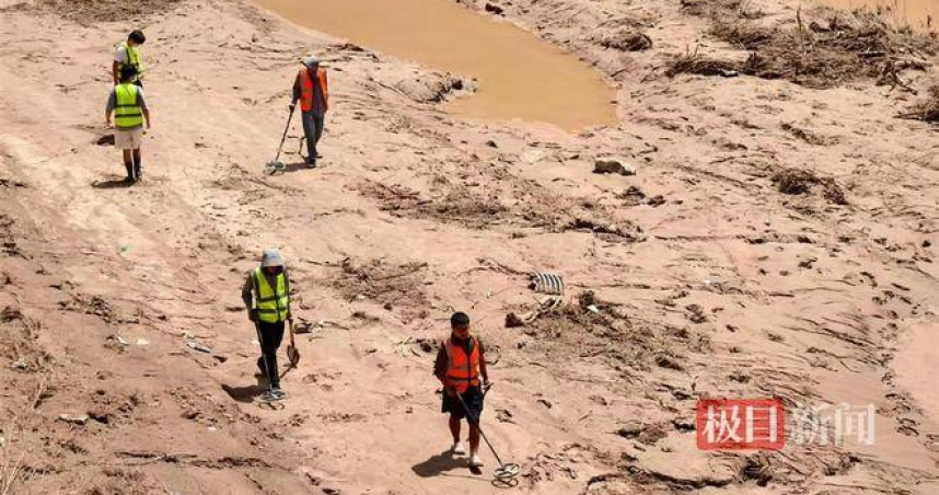 近日中國北方遭逢強降雨天氣侵襲，陝西吳起縣一間銀樓據稱遭洪水沖走約新台幣6000萬元的金飾，店主樓28日起聘請3支打撈隊在附近進行打撈，不過2天只尋回約70克黃金、40餘克白銀。（圖／翻攝極目新聞）