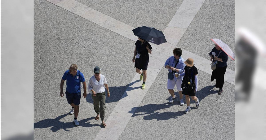 熱浪襲捲歐洲，葡西兩國未來可能遭遇40度以上高溫。圖為民眾行經葡萄牙里斯本商業廣場時，留意防曬措施的畫面。（圖／達志／美聯社）