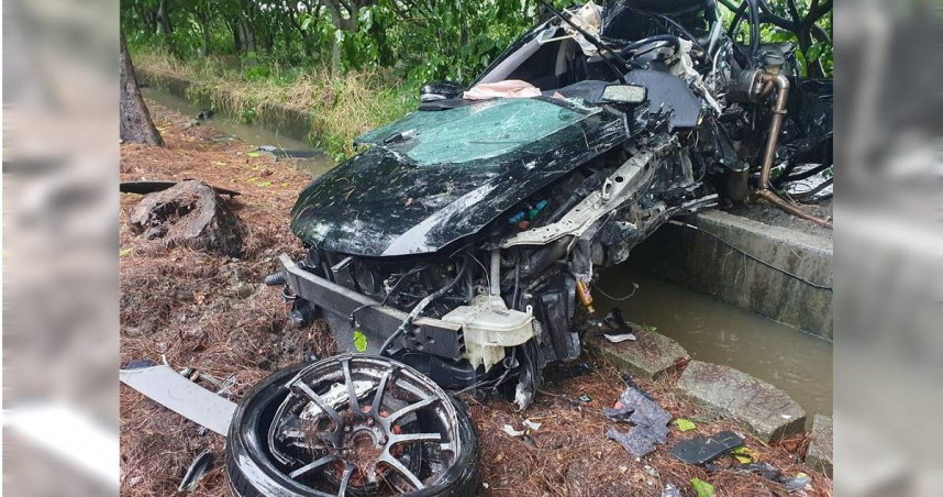 疑似雨天超車失控！彰化二林轎車猛撞路邊石墩　駕駛拋飛身亡、乘客重傷