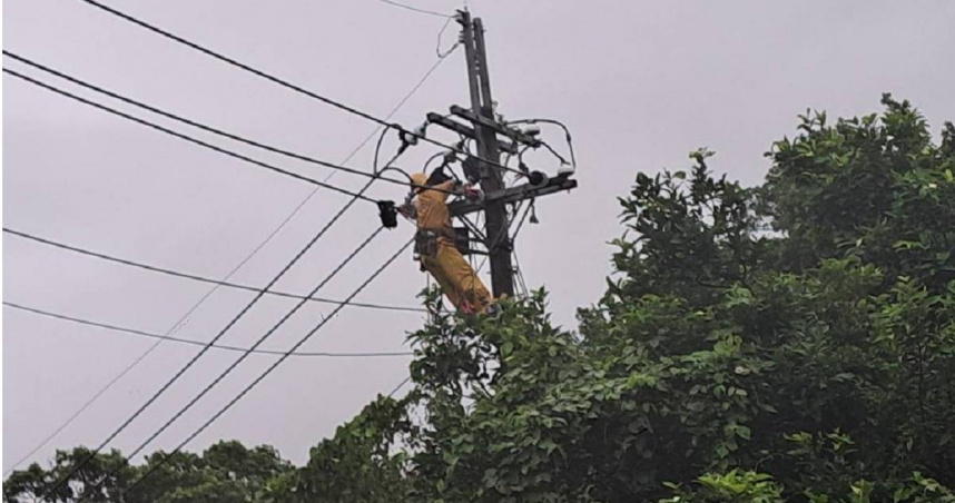 基隆市中正區及信義區5日下午發生大規模停電，經台電基隆區營業處積極搶修，已於下午3時左右全數完成復電。（圖／讀者提供）