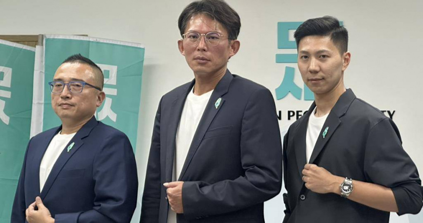 身兼民眾黨立委的黨主席黃國昌（中）6日正式表態，對於「兩年條款」部分，他會執行前黨主席柯文哲的意志與決定，意指支持維持「兩年條款」即明年請辭立委。（圖／中國時報袁茵攝）