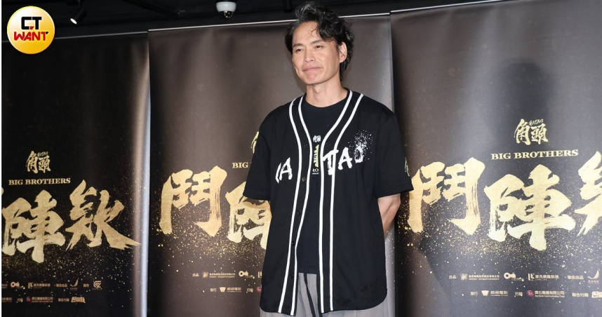 黃鐙輝在《角頭－鬥陣欸》被20幾位全裸AV女優包圍，直呼緊張。（圖／焦正德攝）