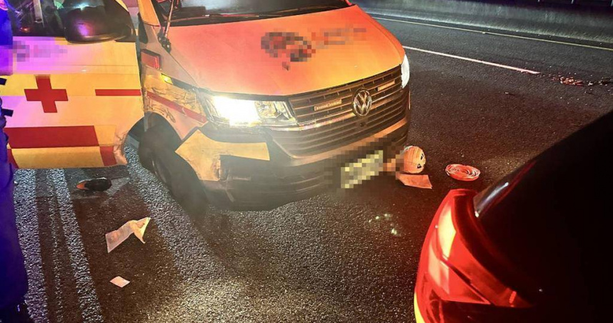 新竹新埔昨晚發生一男持刀劫救護車事件。（圖／翻攝畫面）