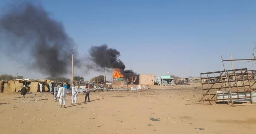 蘇丹達爾富爾地區最大流離失所者收容所「扎姆扎姆難民營」，今年4月遭到快速支援部隊（RSF）長達72小時的襲擊。（圖／翻攝自X）