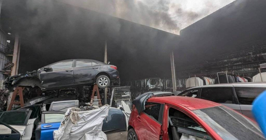 台中大里汽車中古材料行發生火警，大量黑煙直衝天際影響交通，警方實施交通管制。（圖／翻攝畫面）
