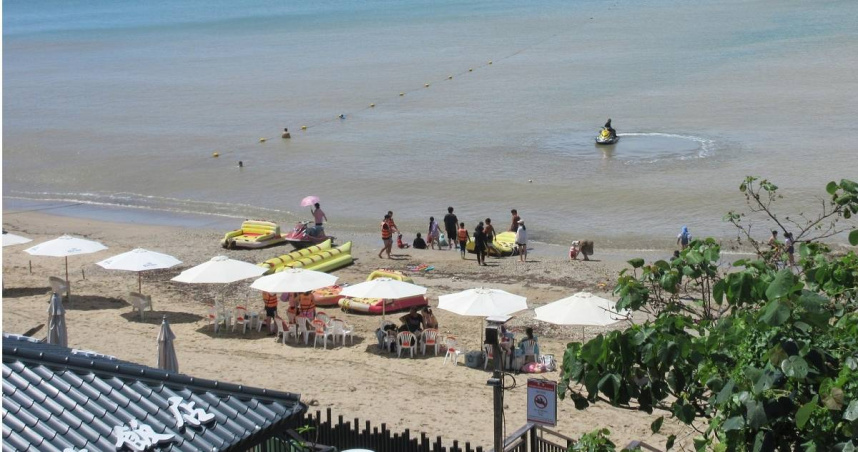 今（17）日，墾丁國家公園管理處在臉書粉專上發布訊息，宣布當地「小灣沙灘」並無核准水上摩托車活動，因此有遊客參與業者違法經營的水上摩托車遊憩活動，雙方都將被罰款。消息曝光，引起網友群起反彈。（圖／翻攝FB／墾丁國家公園）