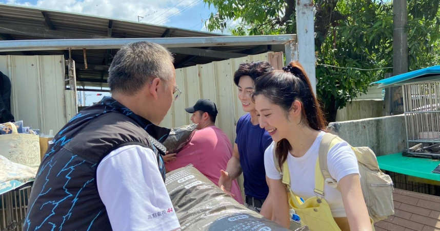 唐子元、韓雨潔親自扛重達20公斤的愛心飼料進狗園。（圖／調皮浪浪園區）