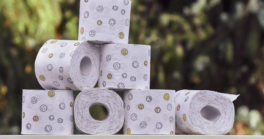 醫院貼告示籲勿折三角！衛生紙上的「貼心舉動」恐成感染源。（示意圖／Pixabay）